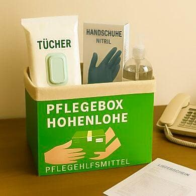 Pflegebox mit Tüchern, Nitrilhandschuhen und Flasche – Hilfsmittel für häusliche Pflege auf Holztisch.
